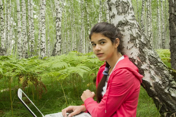 O fată și un computer — Fotografie, imagine de stoc