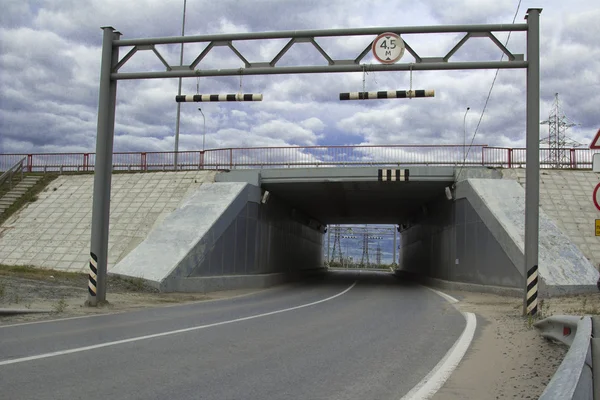 De tunnel onder de weg — Stockfoto