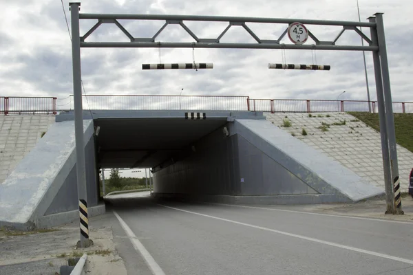 O túnel debaixo da estrada — Fotografia de Stock