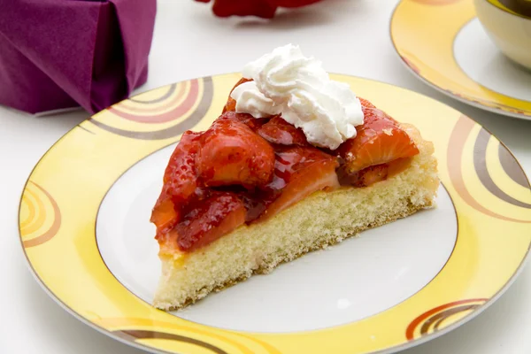 Strawberry cake with whipped cream — Stock Photo, Image