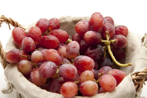 Vinné hrozny v koši — Stock fotografie