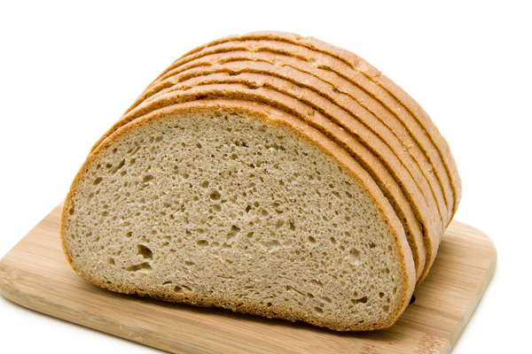 Пшеничный хлеб на деревянной тарелке — стоковое фото
