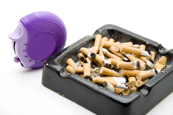 Kül tablası ile cigarets ve astım ilacı — Stok fotoğraf