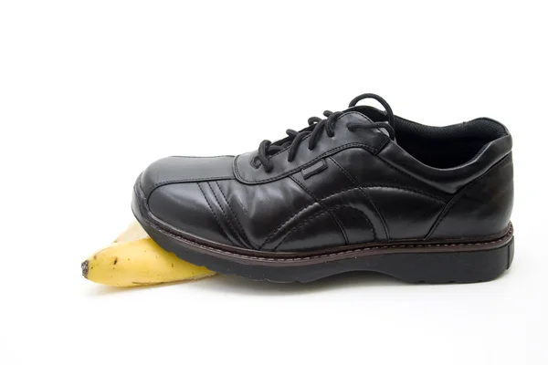 男性の靴のバナナの皮での手順 — ストック写真