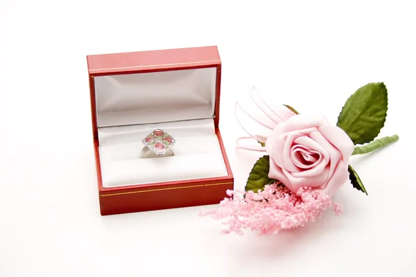 Rosa rosa con anillo en la caja — Foto de Stock