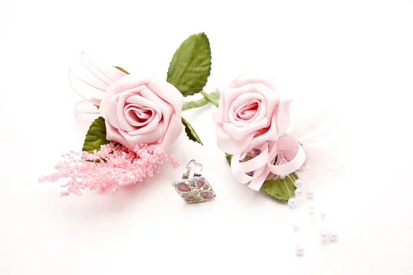 Розовые розы с кольцом — стоковое фото
