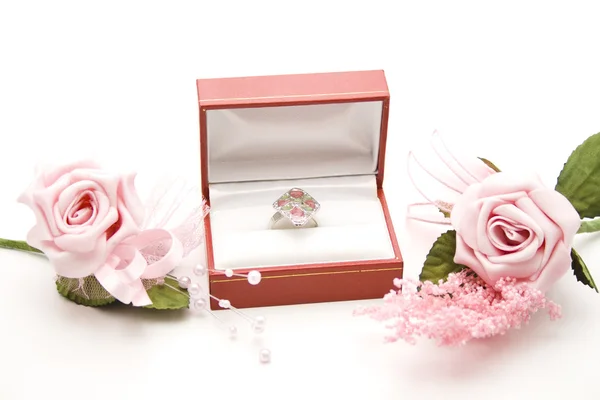 Розовые розы с кольцом в футляре — стоковое фото