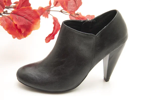 Svarta skor med blad — Stockfoto