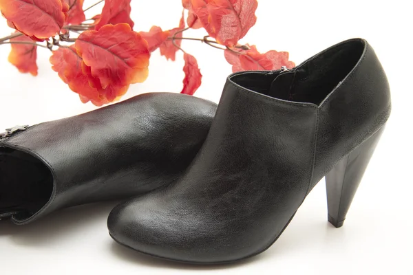 Чорне взуття з листям — стокове фото