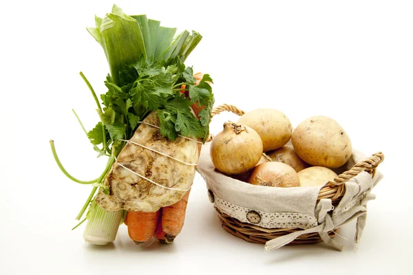 Groenten in de soep met uien en aardappelen — Stockfoto