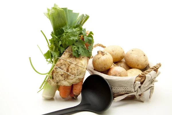 Soppa grönsaker med soppa slev — Stockfoto