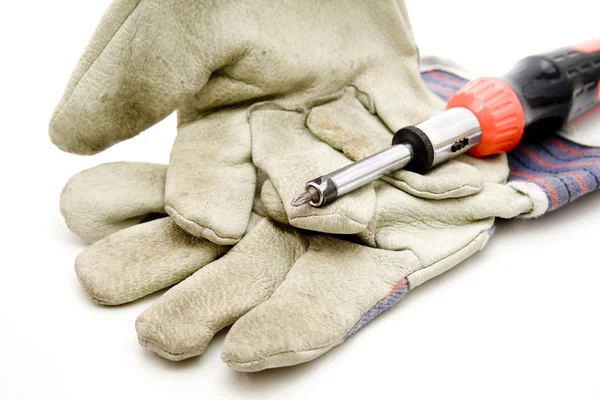 Arbetande handske med skruvmejsel — Stockfoto