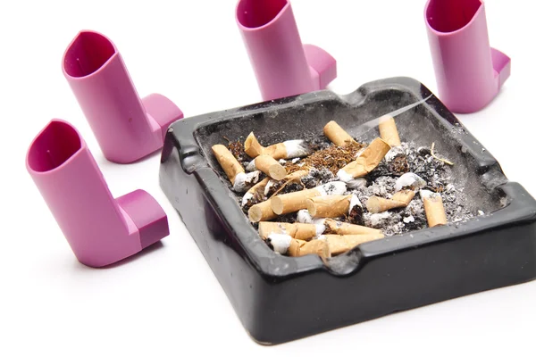Popielniczka z cigarets i inhalator — Zdjęcie stockowe