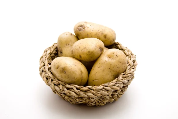 Patatas crudas en la cesta —  Fotos de Stock