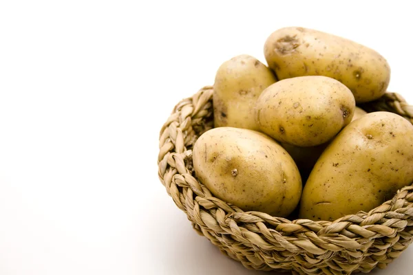 Çiğ patates sepetinde — Stok fotoğraf