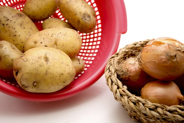 Batatas em bruto e cebolas — Fotografia de Stock
