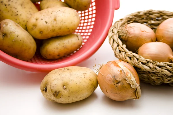 Rohe Kartoffeln und Zwiebeln — Stockfoto