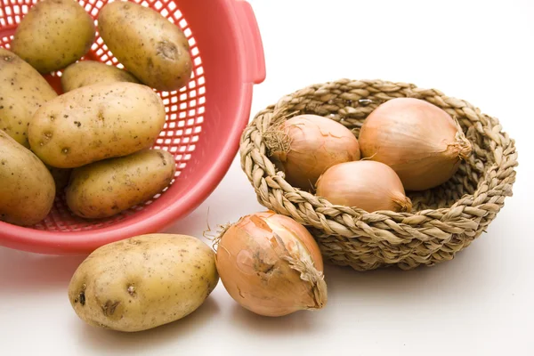 Сырой картофель и лук — стоковое фото