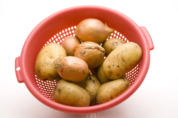 Сырой картофель и лук — стоковое фото