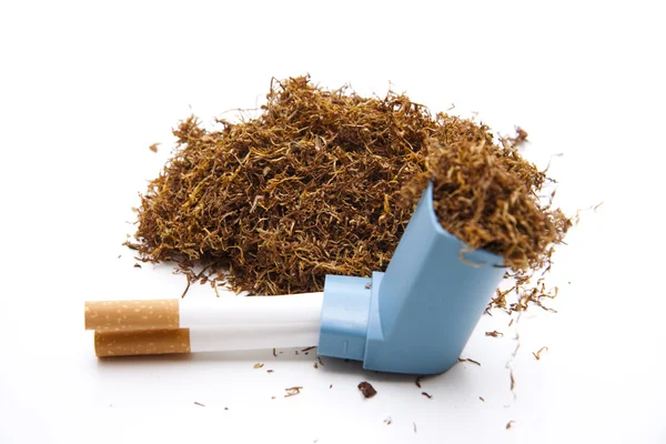 Tobak lös med inhalator och cigarets — Stockfoto