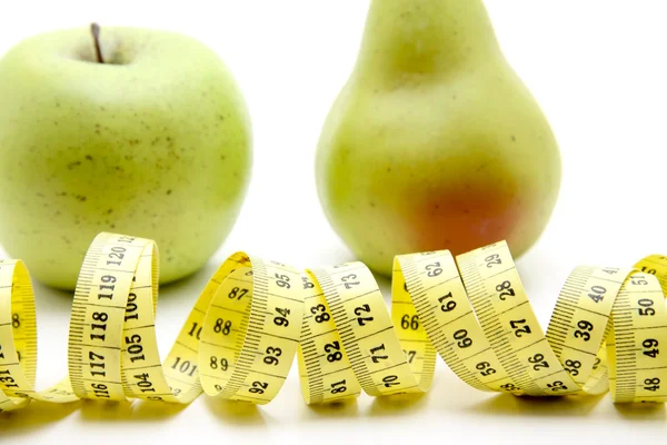 Fita métrica com maçã e pêra — Fotografia de Stock