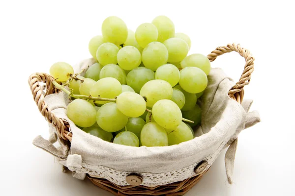 Heldere druiven in de mand — Stockfoto