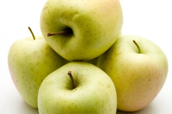 Зеленые яблоки со стеблем — стоковое фото