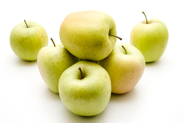 Gröna äpplen med stjälk — Stockfoto