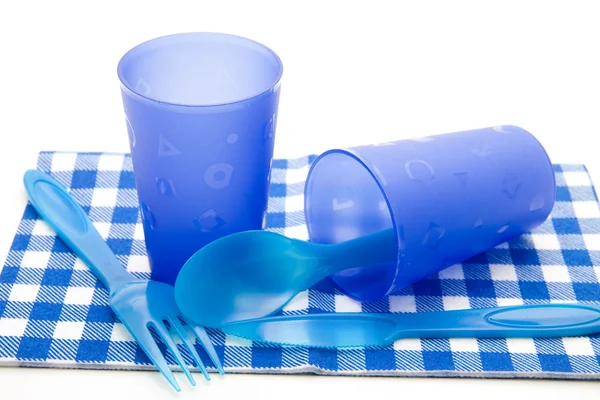 Canecas para beber com talheres de plástico — Fotografia de Stock