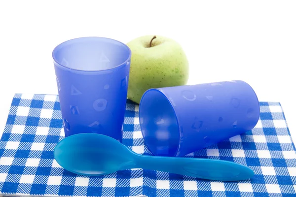Pít hrnečky s plastové příbory a apple — Stock fotografie