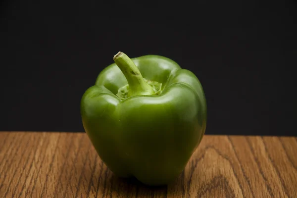 Grön paprika på bord — Stockfoto