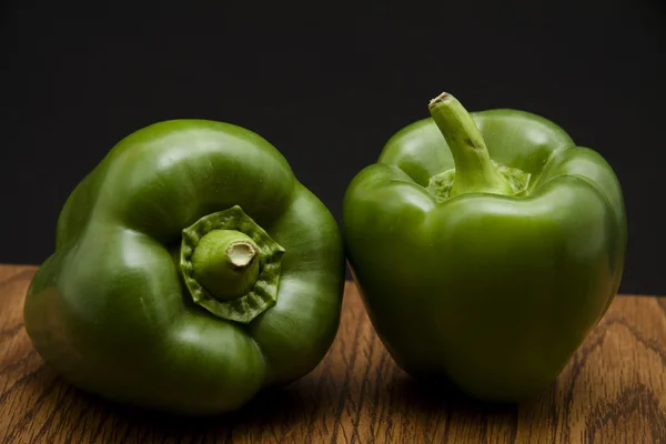 Grüner Paprika auf dem Tisch — Stockfoto