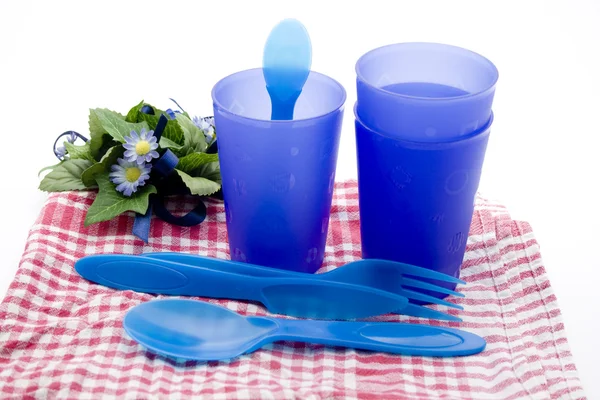 Пиття чашки зі срібним посудом та квітами — стокове фото