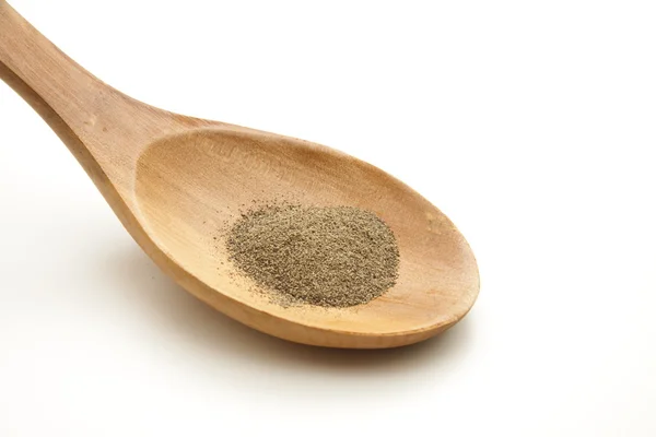 Πιπέρι σε σκόνη για τον ξύλινο κουτάλι — Φωτογραφία Αρχείου