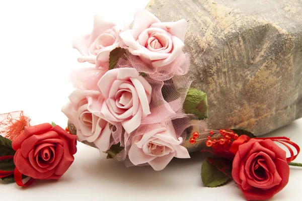 Rosas com vaso de pedra — Fotografia de Stock