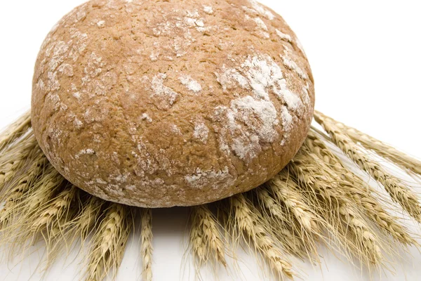 Brood met tarwe oren — Stockfoto