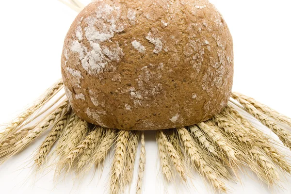 Pan sobre espigas de trigo — Foto de Stock