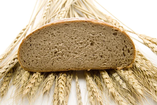 Хлібні половинки на пшеничних вухах — стокове фото