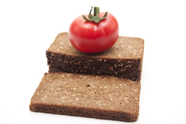 Chleb razowy z pomidorem — Zdjęcie stockowe