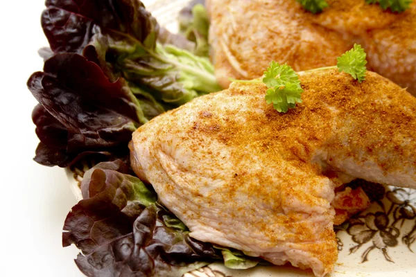 Pollos muslo picante en la hoja de ensalada —  Fotos de Stock