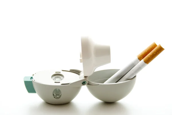 Zigaretten und Inhalator — Stockfoto