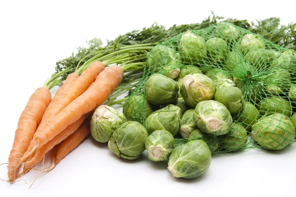 布鲁塞尔芽菜和胡萝卜原料 — 图库照片
