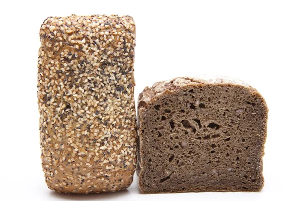 Цельнозерновой хлеб и рулон — стоковое фото