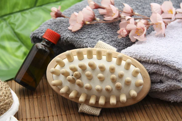 Massagebürste mit Duftöl — Stockfoto