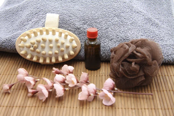 Massagebürste mit Duftöl und Schwamm — Stockfoto