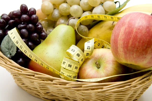 Fruit basket with measuring tape — Stock Photo, Image