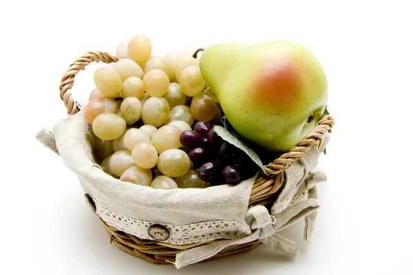 Pêra com uvas na cesta — Fotografia de Stock