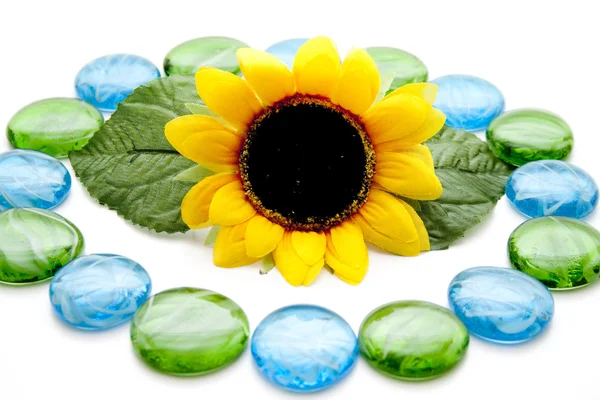 蓝色和绿色的玻璃的石头与向日葵 — 图库照片