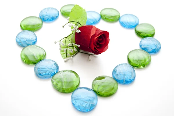 蓝色和绿色的玻璃的石头与玫瑰 — 图库照片