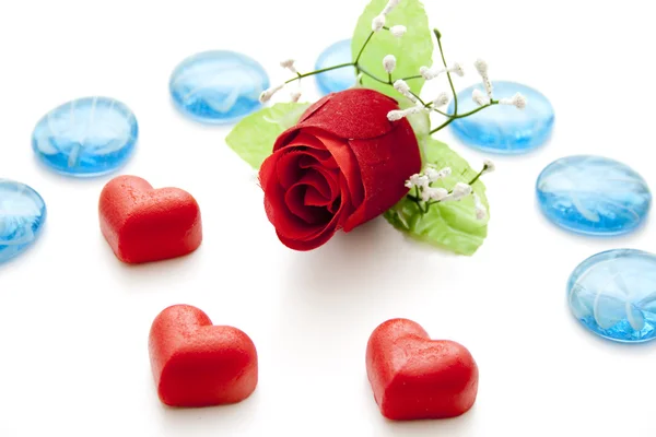 Modré skleněné kameny s růží a srdce — Stock fotografie